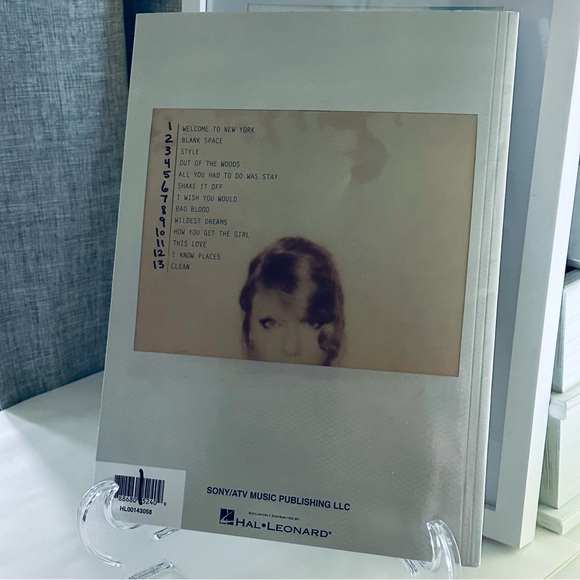 Taylor Swift 1989 Hal Leonard Piano Vocal Guitar Sheet Music - Picture 3 of 3